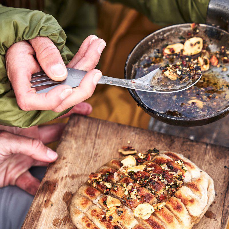 Swedish Spork titanium i användning vid matlagning utomhus