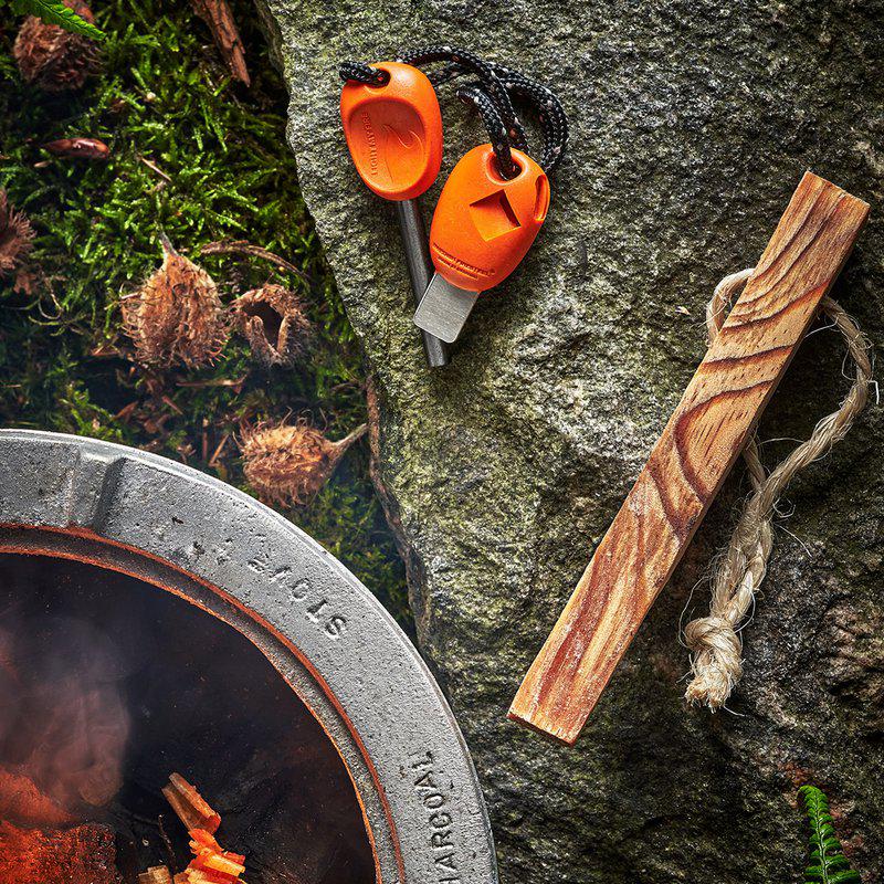 Swedish FireSteel Scout orange med MayaSticks på sten vid eld