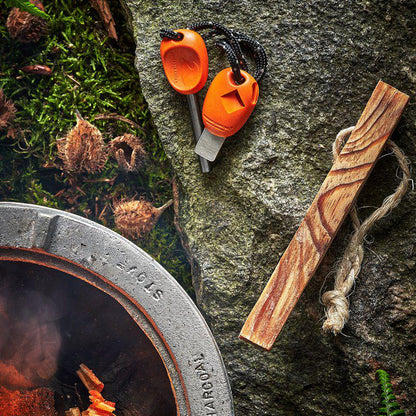 Swedish FireSteel Scout orange med MayaSticks på sten vid eld
