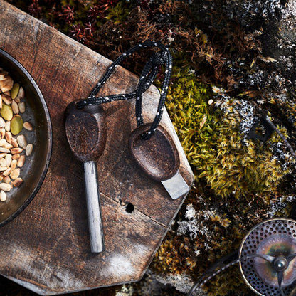 Swedish FireSteel Scout trä med MayaSticks på träbricka i naturen