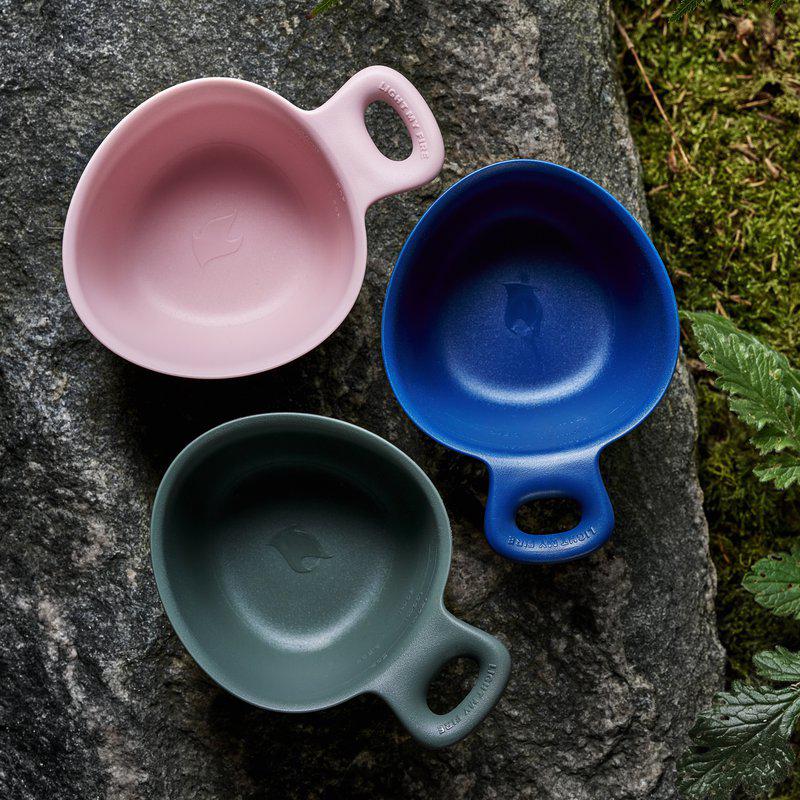 Swedish Kåsa 150ml i rosa, blå och grön på sten med mossa