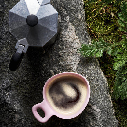 Swedish Kåsa 150ml rosa med kaffe och moka-kanna på sten utomhus