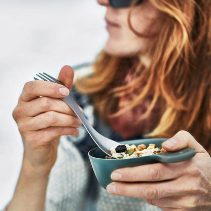 Swedish Kåsa 300ml grön med gröt och spork utomhus