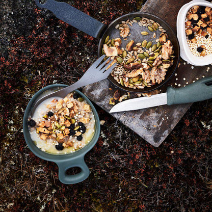 Kvinna äter ur Swedish Kåsa 300ml grön med spork