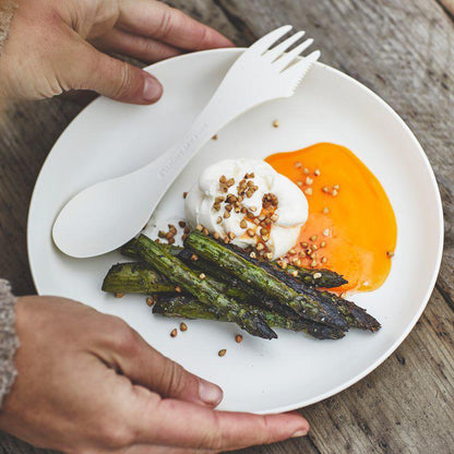 Swedish Spork original vit på tallrik med mat utomhus