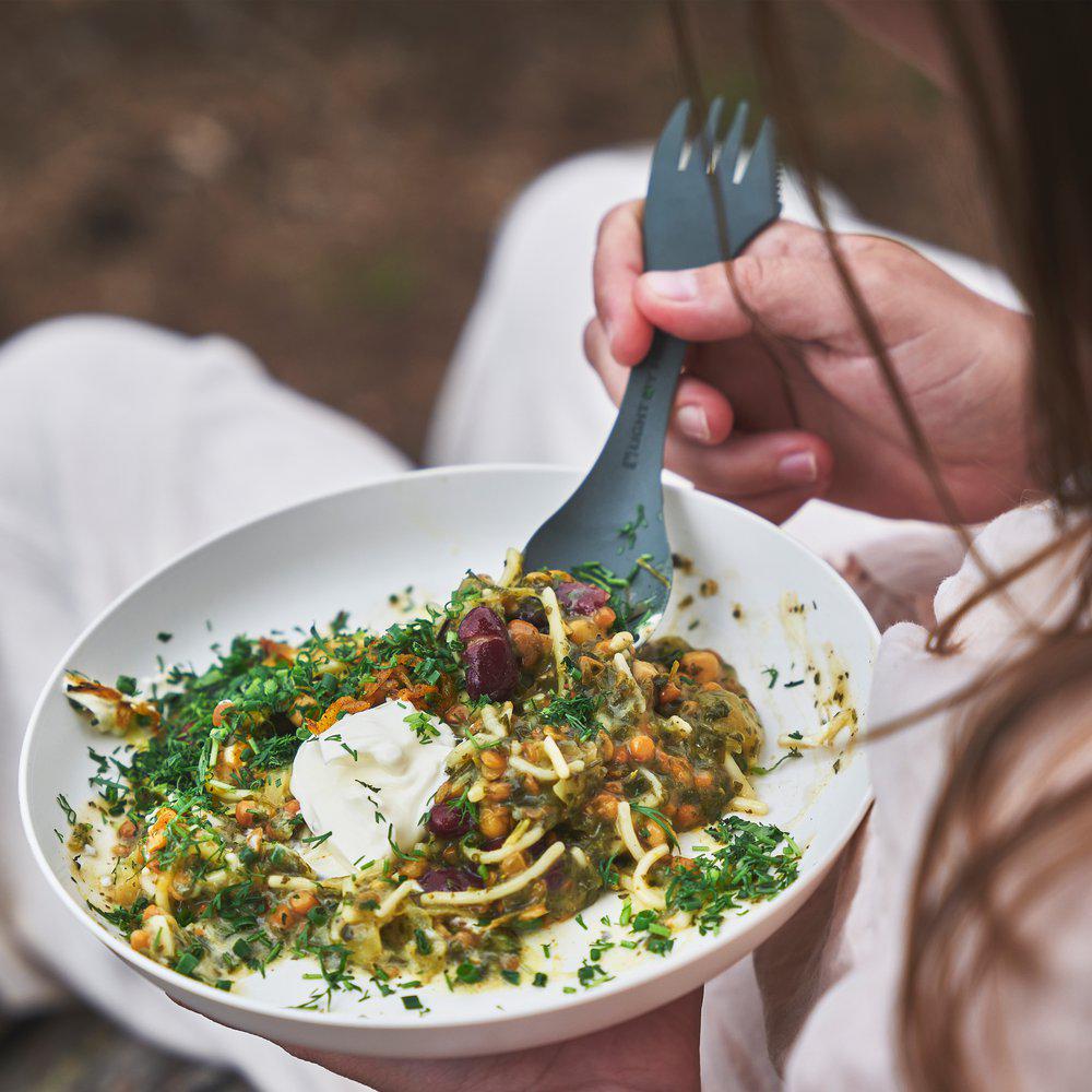 Swedish Spork original sage green i skål med mat utomhus