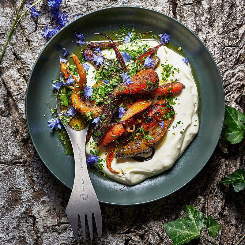 Swedish Spork titanium lifestyle med mat utomhus
