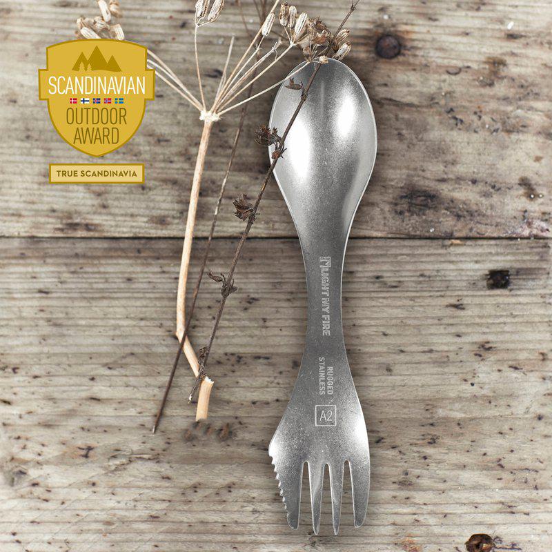 Swedish Spork Stainless på träyta med Scandinavian Outdoor Award