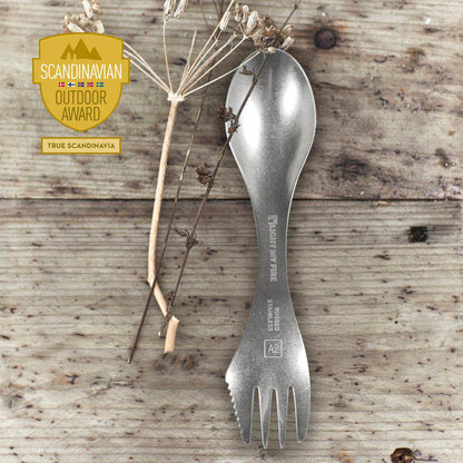 Swedish Spork Stainless på träyta med Scandinavian Outdoor Award