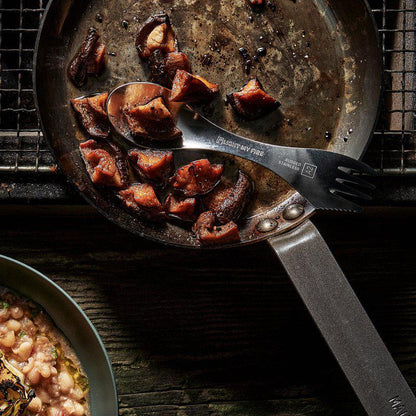 Swedish Spork Stainless i användning vid matlagning på grill