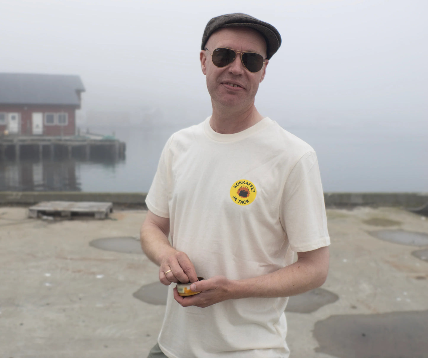 T-Shirt "Kokkaffe ja tack" - Nature white w yellow print